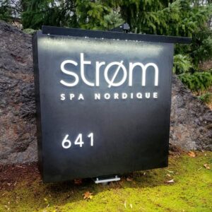 Pylône noir pour Strom spa nordique