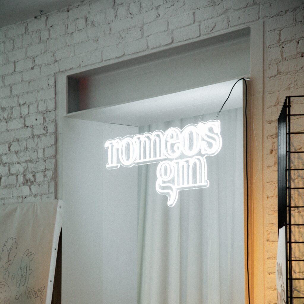 enseigne au DEL pour Romeos gin, Conversion DEL pour enseigne commerciale - Blogue pour Xénon Enseignes et Éclairage