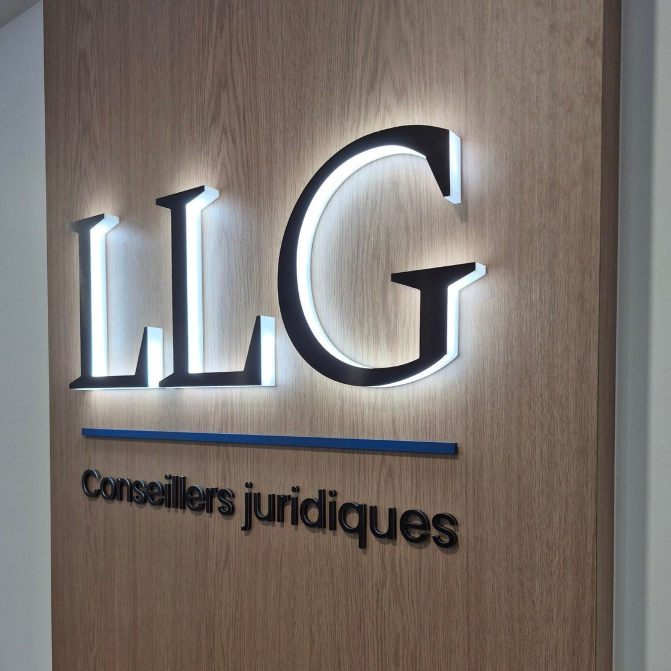 Luminous Acrylic letters for LLG legal advisors in Saint-Rémi