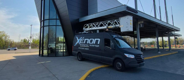 Camion Xénon au printemps et été près pour faire l'entretien